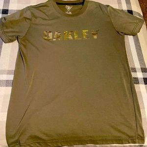Men’s Oakley short sleeve shirt